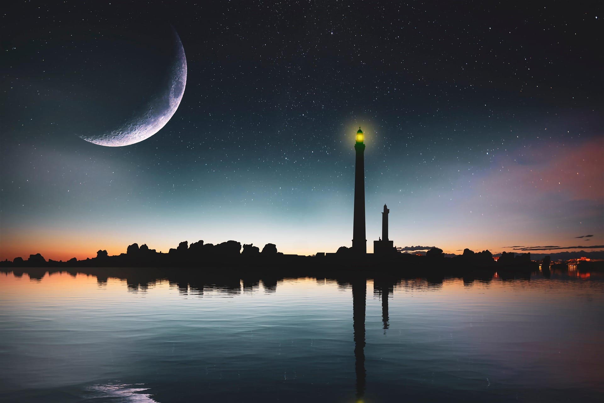 Küstenstadt mit Leuchtturm bei Nacht