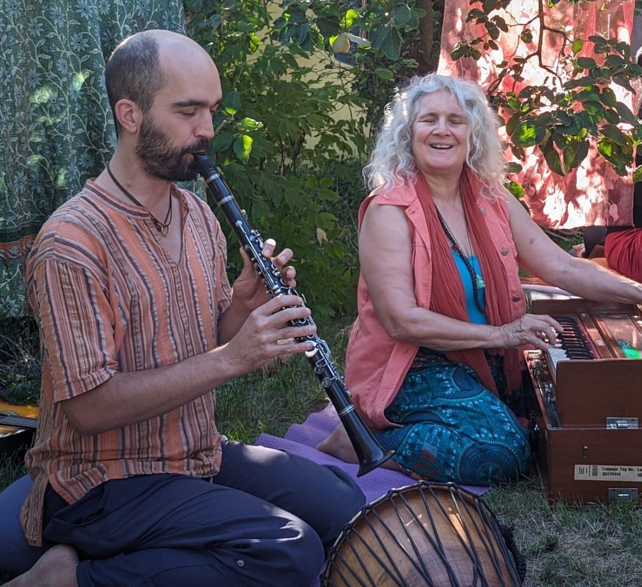 Julius mit Klarinette neben Rotraut am Harmonium