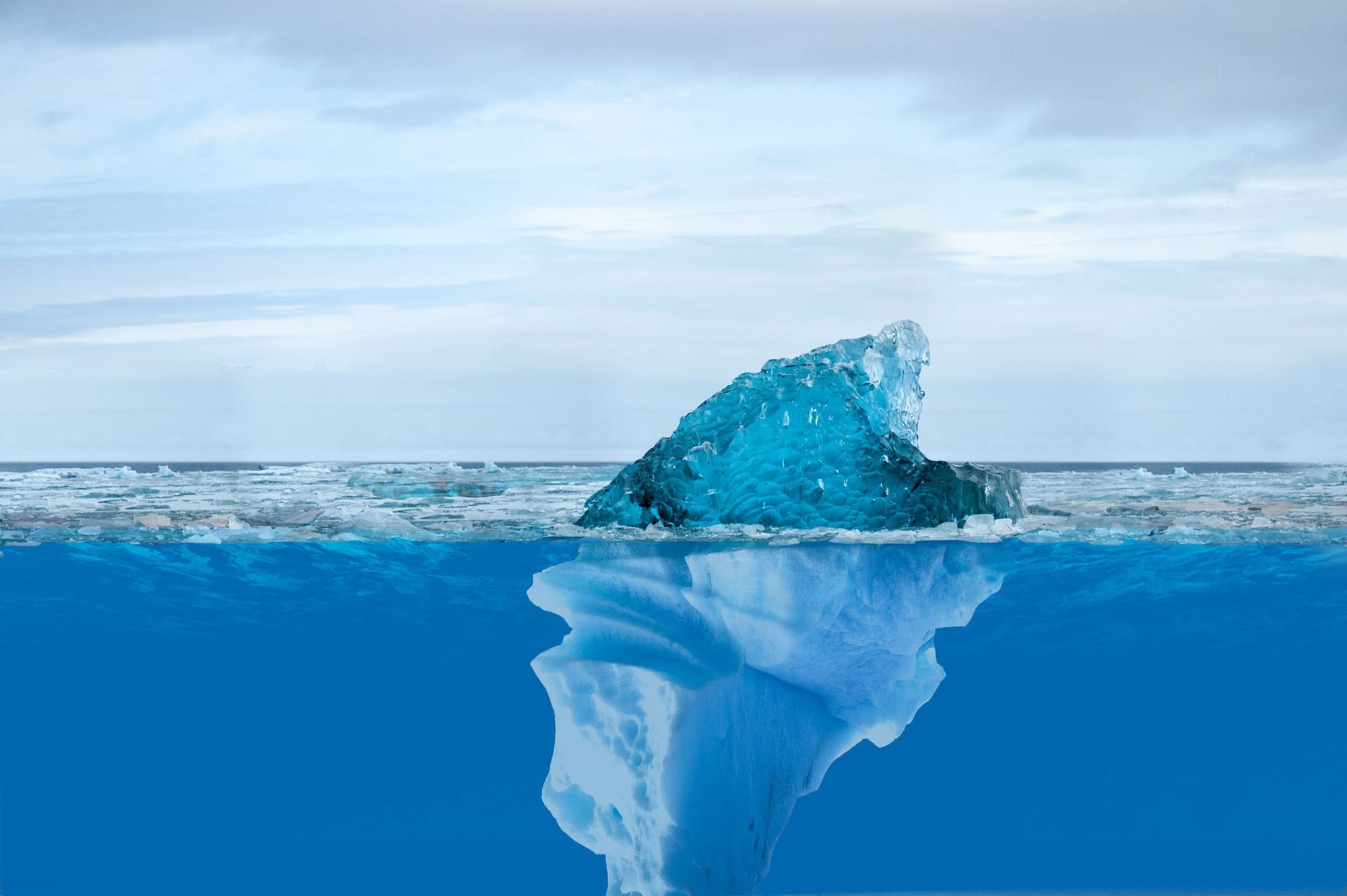 Eisberg über und unter Wasser