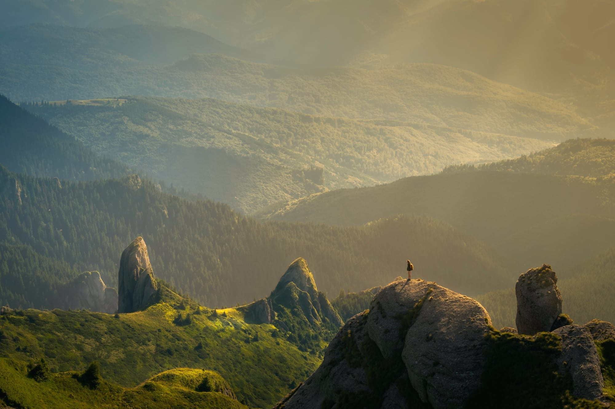 Wanderer überblickt das Land