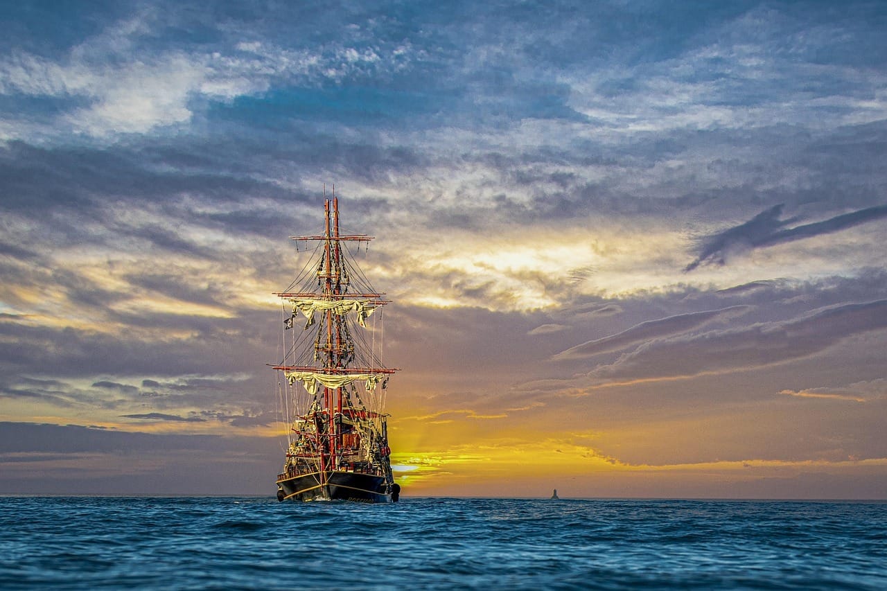 Segelschiff auf dem Meer in Richtung Sonnenuntergang