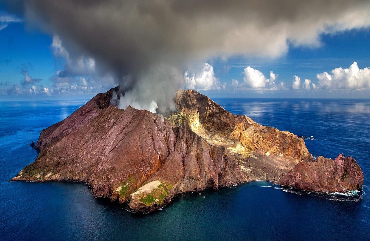 Vulkaninsel mit Rauchwolken
