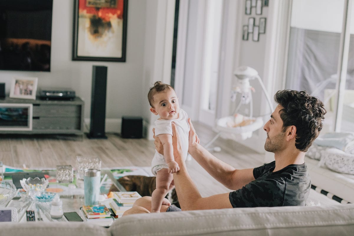 Eltern mit Baby — der Anfang jeder Geschichte ist Verbundenheit