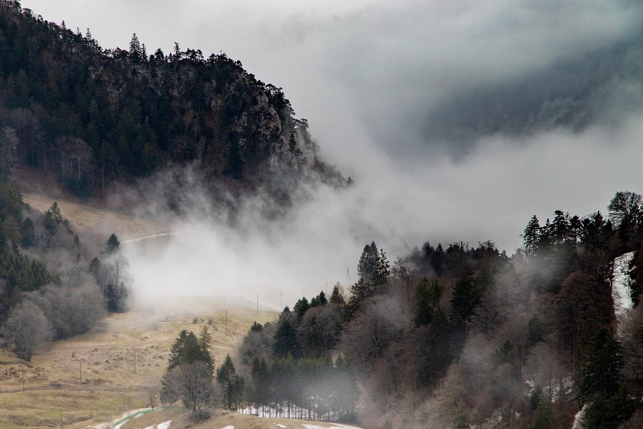 Berghang mit Nebelwolken